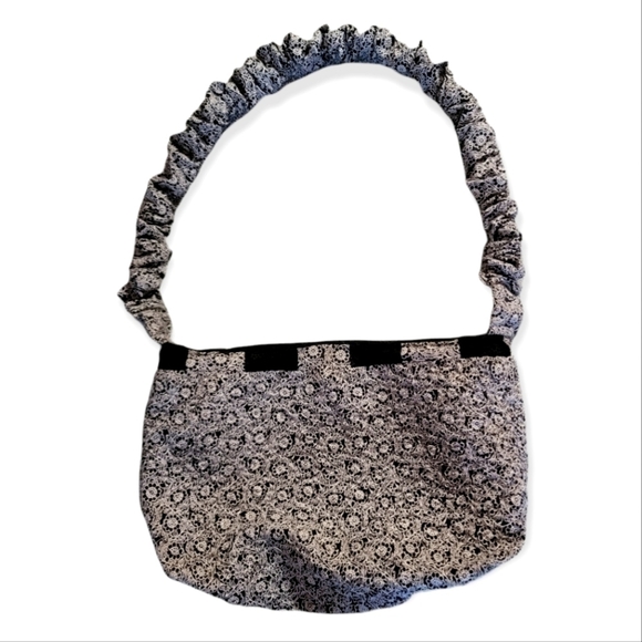 💥 3 for 25 💥 SCRUNCH Handle Black and White Floral Shoulder Bag - Picture 1 of 2